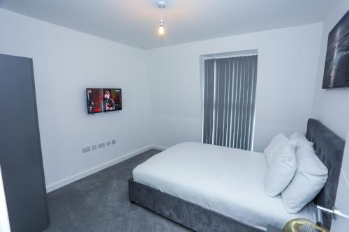 LOVELY 2 BED APARTMENT WITH PARKING