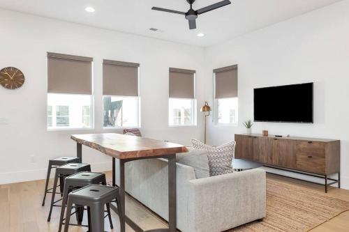 Villa 12 - Pet Friendly 4 Bedroom Townhome! YEAR ROUND HEATED POOL & HOT TUB!