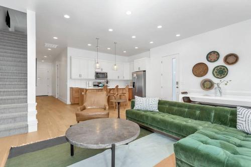 Villa 11 - 4 Bedroom ! Game Room! YEAR ROUND HEATED POOL & HOT TUB!