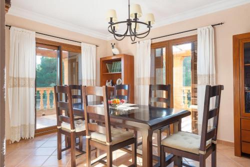 Beautiful villa Estepa on 3 levels with pool and BBQ and only 5 minutes by car to the beach of Porto
