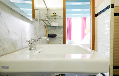 Modern Canal House Loft - City Center, Amsterdam (photo 9)