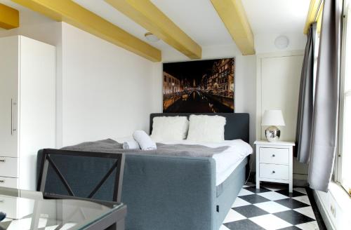 Modern Canal House Loft - City Center, Amsterdam (photo 2)