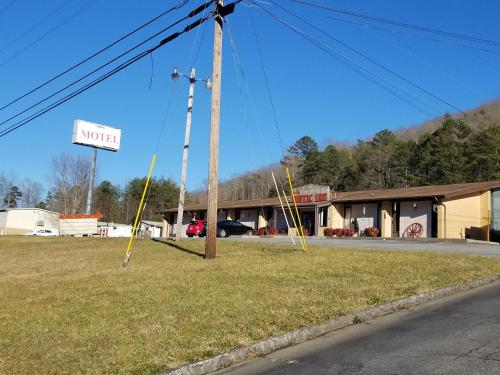 Blue Sky Inn- Veteran Owned, New Breakfast Area, Rennovated Rooms, 5 plus acres for you and your pet to roam, NEW Fire Pit