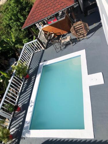 10 minutes walk from airport and beach