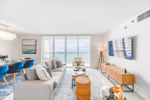 LUXURIOUS 2/2 W Pool at The Club Brickell Bay (2901)