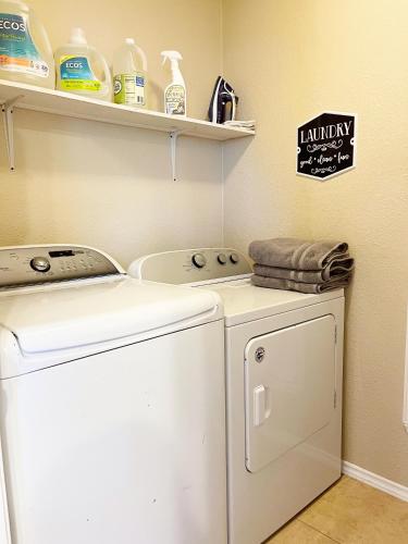 Lovely! Pet Friendly-HOT TUB-PacMan-Ping Pong-6 Roku TVs-Wii-Wine
