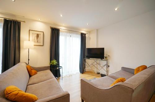 Picture of Modern 2 Bed Apartment With Juliet Balcony - Dhb Stays