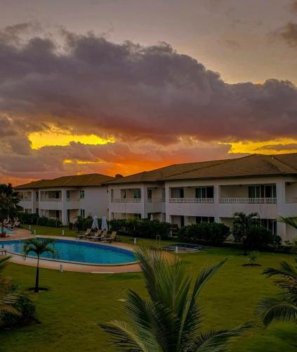 . Tree Bies Resort, pé na areia e com várias piscinas