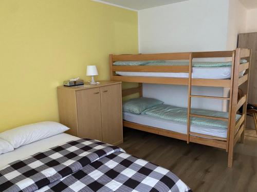 1 queen bed, 2 bunk beds