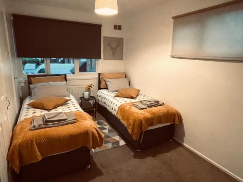 Cosy home 5 Minute drive to the city