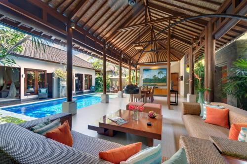 Lakshmi luxury villas, walk to the beach and Seminyak shopping Bali