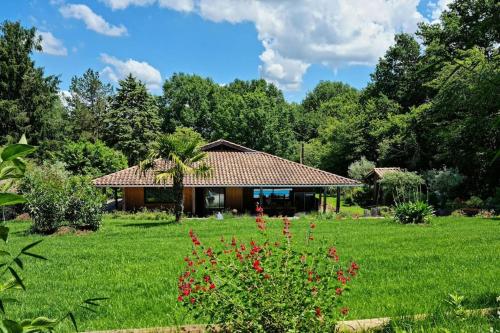 Maison en bois d'architecte avec piscine gîte à louer Isle-Saint-Georges