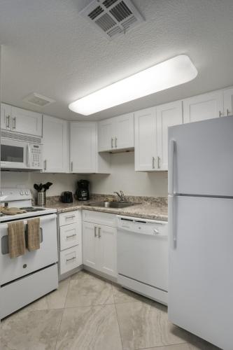 210 Fully Furnished 1BR Suite-Prime Location thumb 2