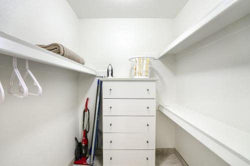 210 Fully Furnished 1BR Suite-Prime Location thumb 4