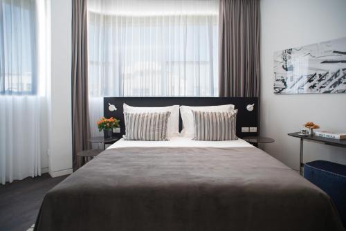 Double or Twin Room image 7