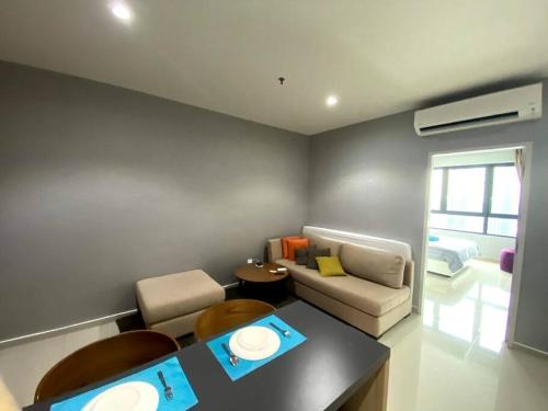 iCity 1Bedroom Apt Near Mall FREE PARKING & WIFI