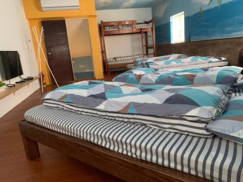 3 bedrooms, 9 beds