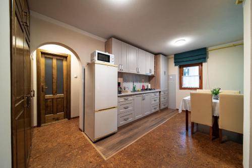 Cocina, Lilla Apartments in Odorheiu Secuiesc