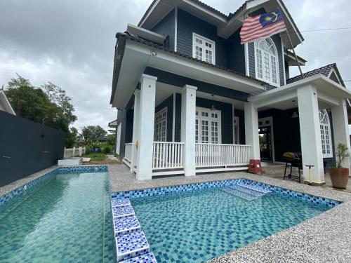 Swimming pool, Shafickza Guesthouse in Kuala Terengganu