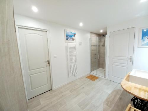 浴室, L'Annexe- guest house avec piscine studio avec coin chambre in 羅里柏斯