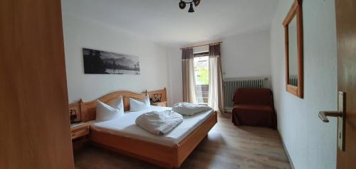 1 queen bed, 2 twin beds, 1 sofa bed