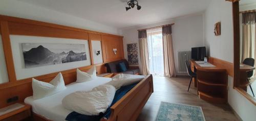 1 queen bed, 1 sofa bed