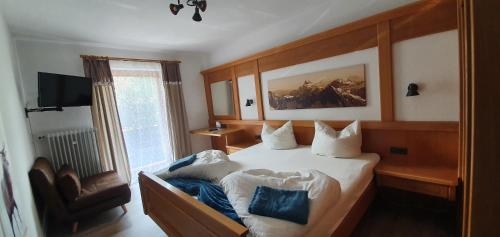 1 queen bed, 1 sofa bed