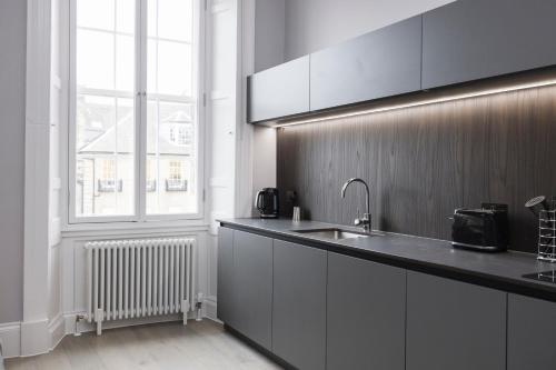 Luxurious Apartment on Notable George Street - image 14