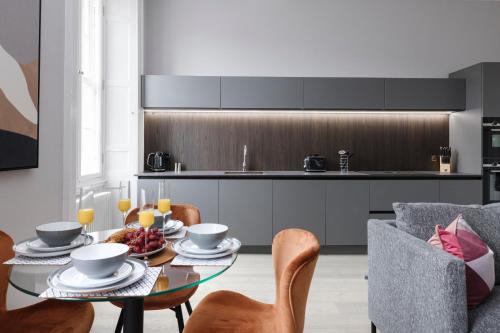 Luxurious Apartment on Notable George Street - image 11