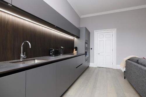 Luxurious Apartment on Notable George Street - image 8