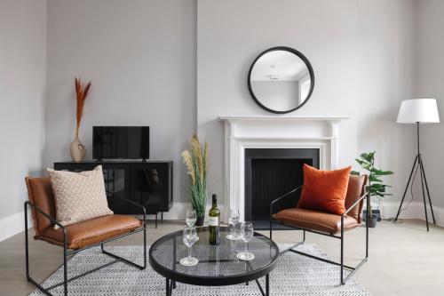 Luxurious Apartment on Notable George Street - image 13