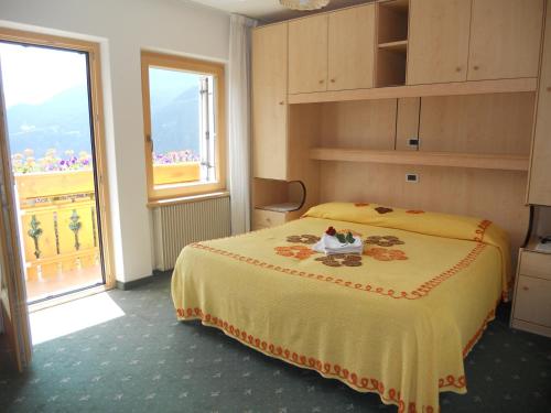 Double or Twin Room with Mountain View