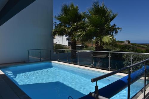 สระว่ายน้ำ, Exclusieve Villa met zeezicht en privézwembad in Atalaia (Exclusieve Villa met zeezicht en privezwembad in Atalaia) in ปรายา ดา อเรย์อา บรังกา