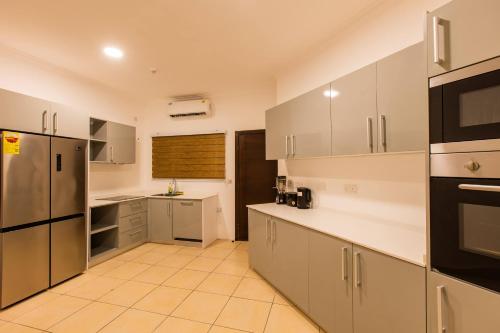 مطبخ, Accra Fine Suites - Holi Flats Airport Residential in رومان ريدج