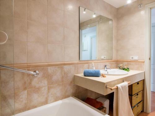 Charming golf, pool and private parking