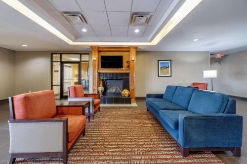 Lobby, Comfort Inn & Suites Shawnee North near I-40 in Shawnee