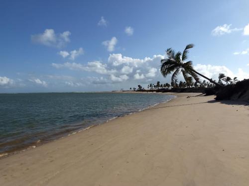 CHALE PERTO DA PRAIA COM DUAS SUITES E VARANDAO in Piacabucu