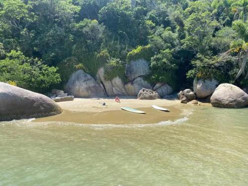 Paraiso verde em bombinhas, poucos metros do mar
