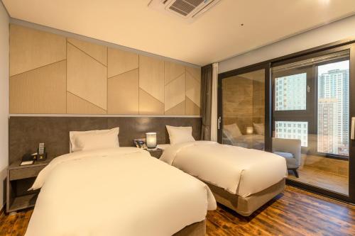 Special Offer - Superior Twin Room with City View with Late Check-in 20:00 PM