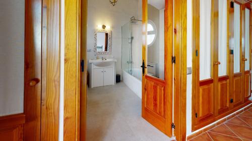 Luxury 5-Bed House with Pool and Sea View Nerja