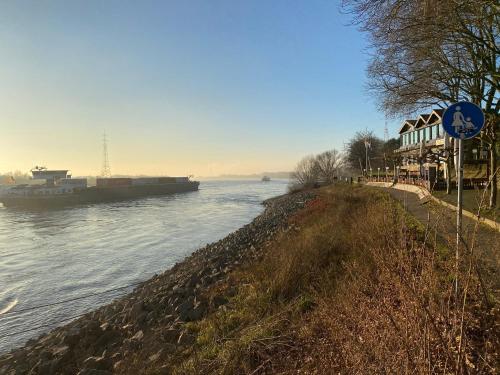 Wohnen direkt an der Rheinpromenade mit Whirlpool und Sauna in Voerde