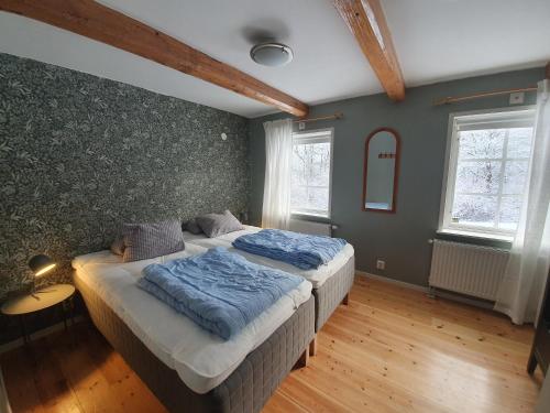 2 twin beds