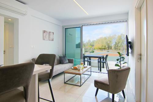 Phaedrus Living - Seaside Executive Flat Harbour 204