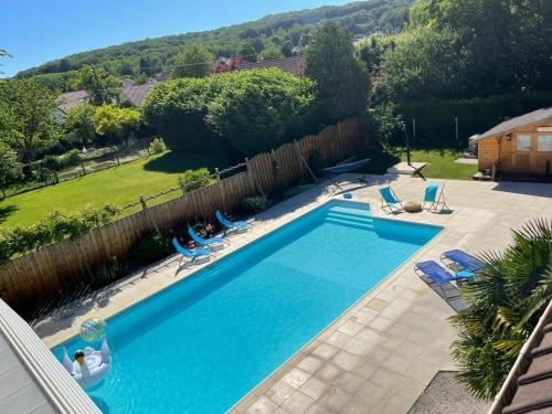 Úszómedence, L'Annexe- guest house avec piscine studio avec coin chambre in Rolleboise