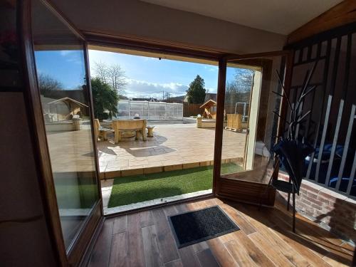 Kilátás, L'Annexe- guest house avec piscine studio avec coin chambre in Rolleboise