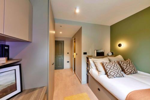 Bright Ensuite Rooms for STUDENTS ONLY, EGHAM - SK