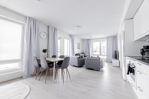 2 bedrooms, 7 beds