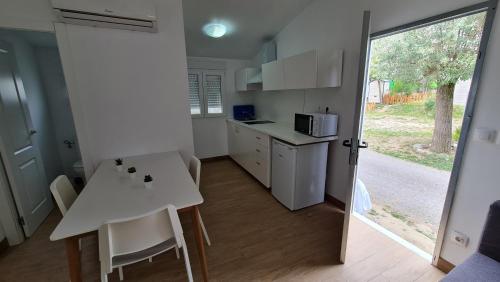 2 bedrooms, 4 beds