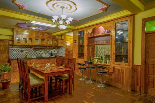 Nhà hàng, 3 Bedroom Luxury villa with sceneric mountain view in Manali