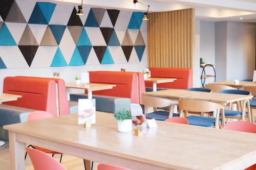Holiday Inn Express Chester Racecourse an IHG Hotel - image 2